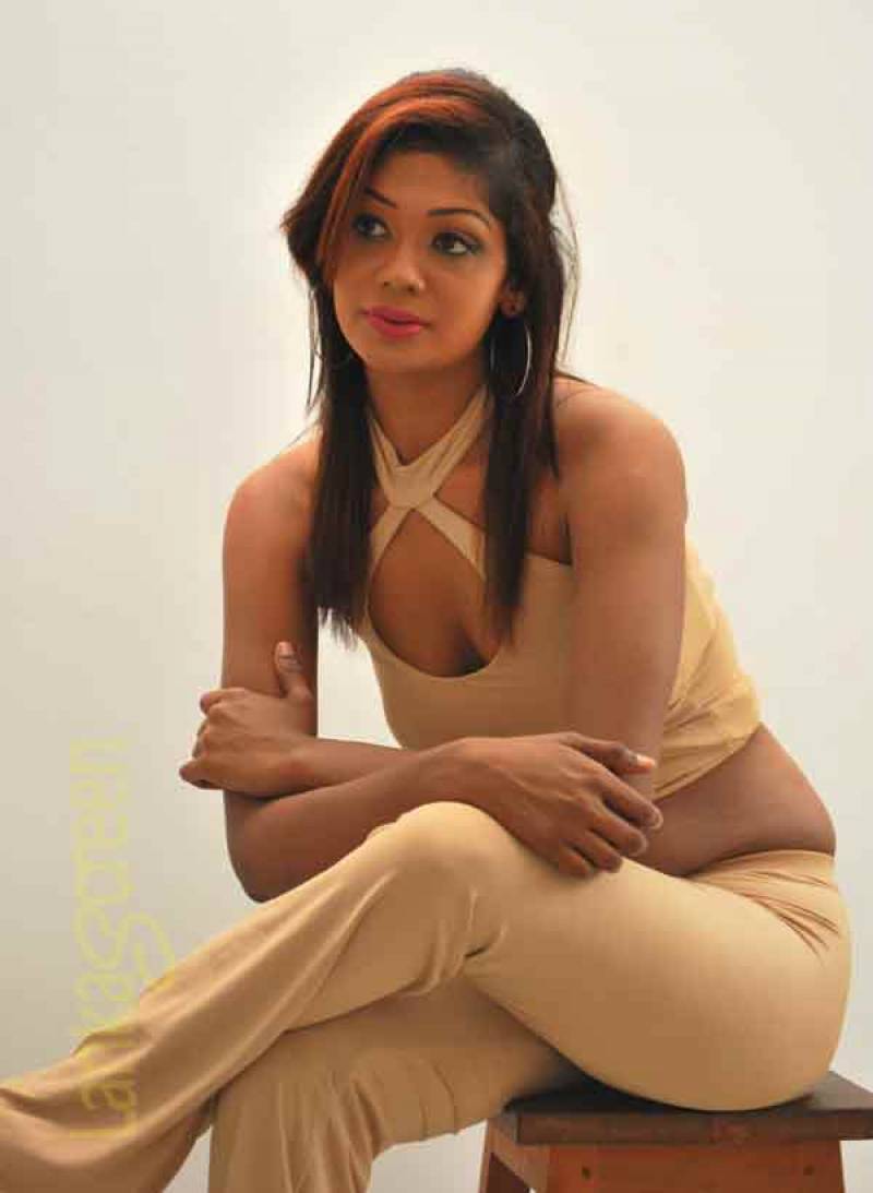 Dinusha Rajapakse Flaunts Her Legs Dinusha Rajapakse Flaunts Her Legs