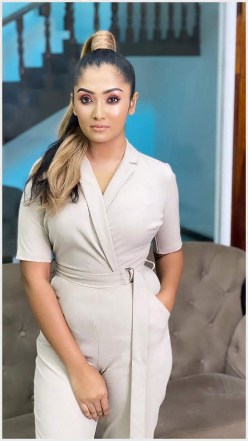 මොනවා කළත් පවුල් ජීවිතයට මුල්තැන දෙනවා