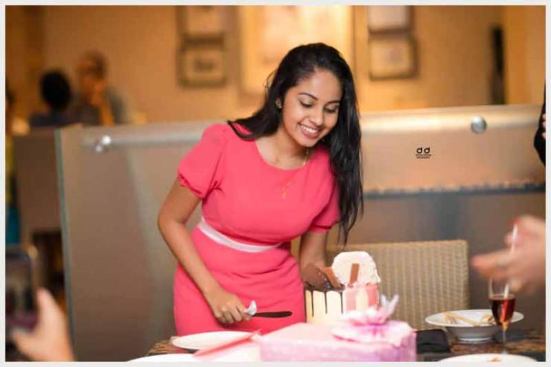 මගේ ළඟින් වාඩිවෙද්දී, කාවිංග අයියා උකුල උඩින් කොට්ටයක් තියාගන්නවා