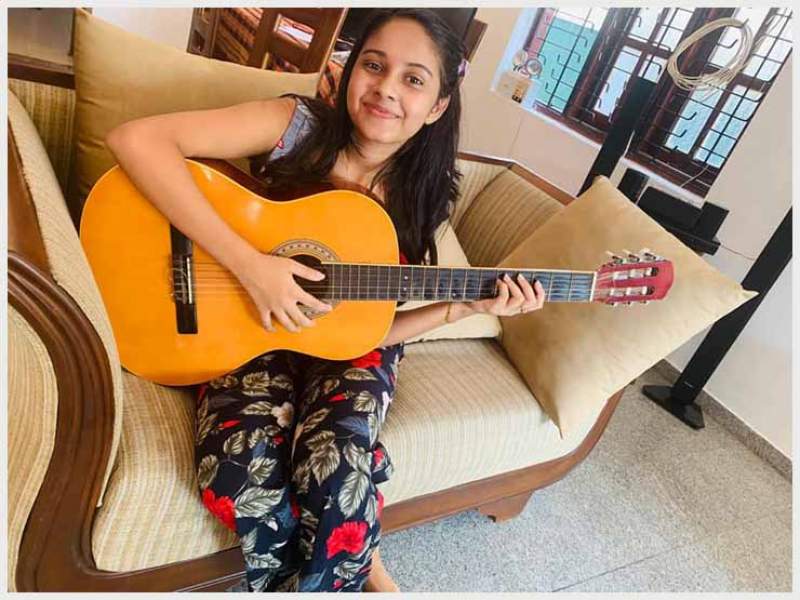 මගේ ළඟින් වාඩිවෙද්දී, කාවිංග අයියා උකුල උඩින් කොට්ටයක් තියාගන්නවා