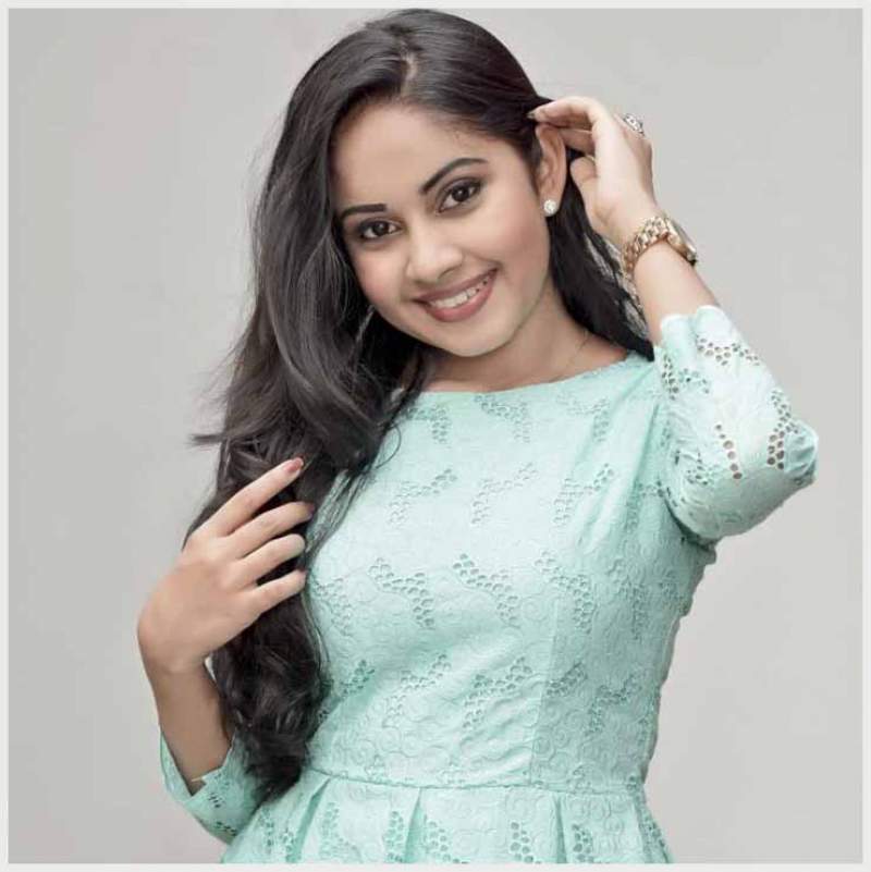 මගේ ළඟින් වාඩිවෙද්දී, කාවිංග අයියා උකුල උඩින් කොට්ටයක් තියාගන්නවා
