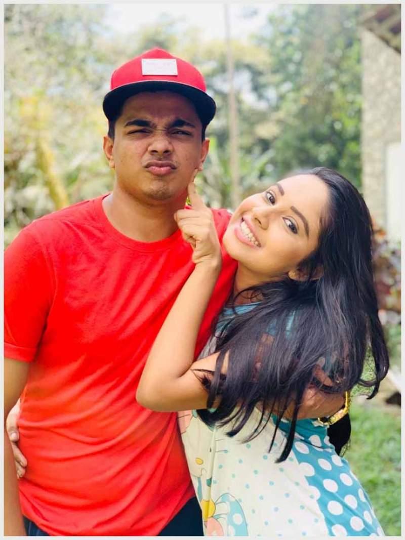 මගේ ළඟින් වාඩිවෙද්දී, කාවිංග අයියා උකුල උඩින් කොට්ටයක් තියාගන්නවා