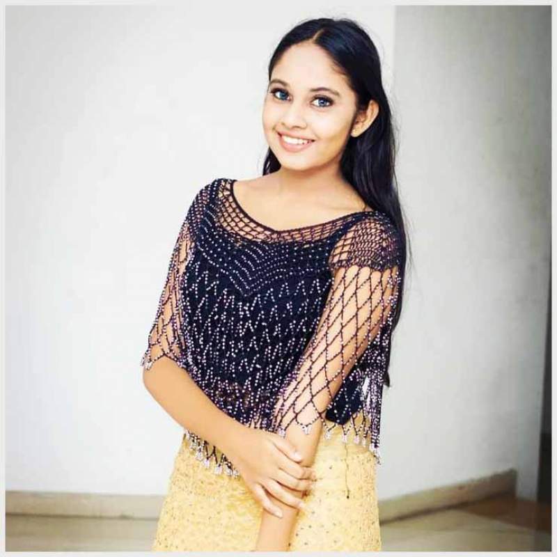 මගේ ළඟින් වාඩිවෙද්දී, කාවිංග අයියා උකුල උඩින් කොට්ටයක් තියාගන්නවා