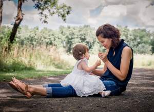 අවුරුද්දක් ගත වෙලත් දරුවා ඇවිදින්නේ නැද්ද?