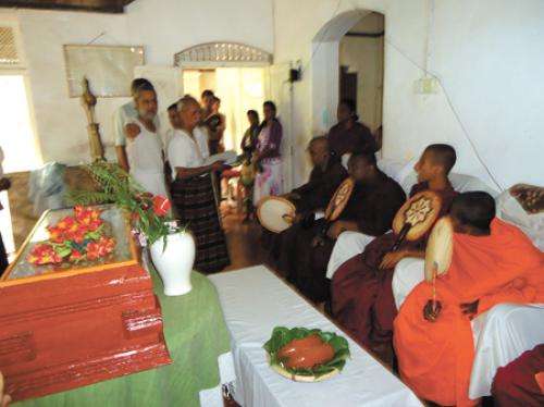 මියගිය සුනඛයා එම්බාම් කර මිනී පෙට්ටියක දමා භික්ෂූන් ලවා පාංශුකූලයක් දුන් අපූරැ ස්වාමියෙක්