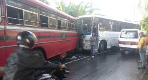 බස් දෙකක් ගැටී බිහිසුණු අනතුරක්.. 30ක් රෝහලේ…