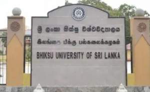 භික්ෂු සරසවියේ ජ්‍යෙෂ්ඨයන් පිරිසකගෙන් හිමිනමකට ගුටි පූජාවක්