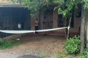 මාස 8කට පෙර මිය ගිය බවට සැක සිරුරක් කැස්බෑවෙන්